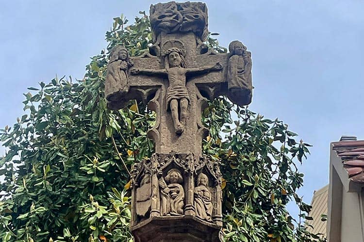 Cruz en el pueblo