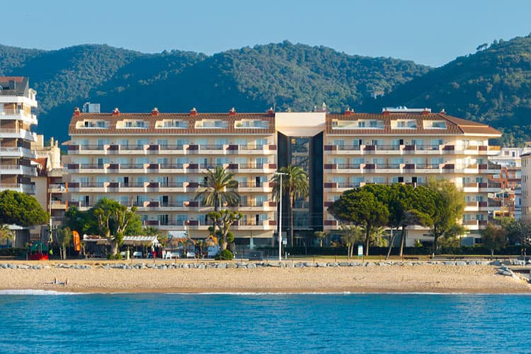 Vista del hotel desde el mar